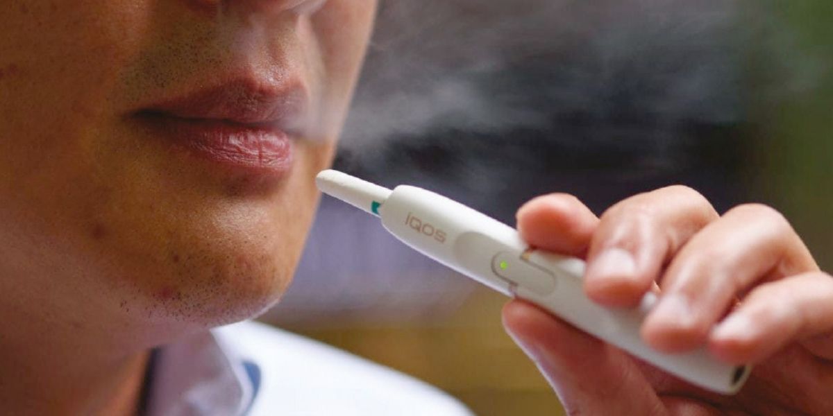 Femme fumant un iqos