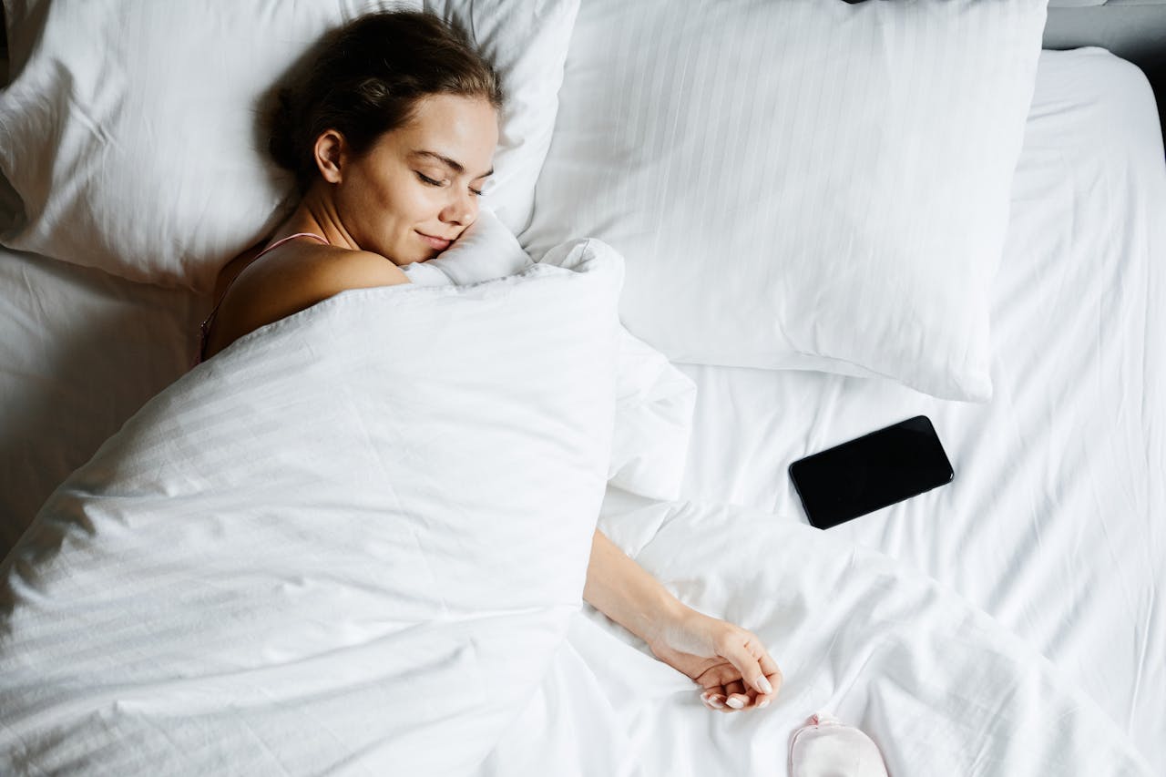 femme dormant dans un lit grasse matinée récupération sommeil bien-être