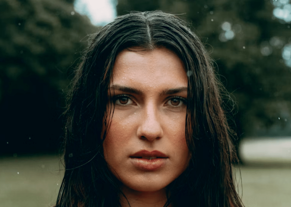 Pluie, humidité, frisottis: comment protéger ses cheveux sans les étouffer