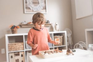 Si votre enfant parle seul, c’est très bon signe