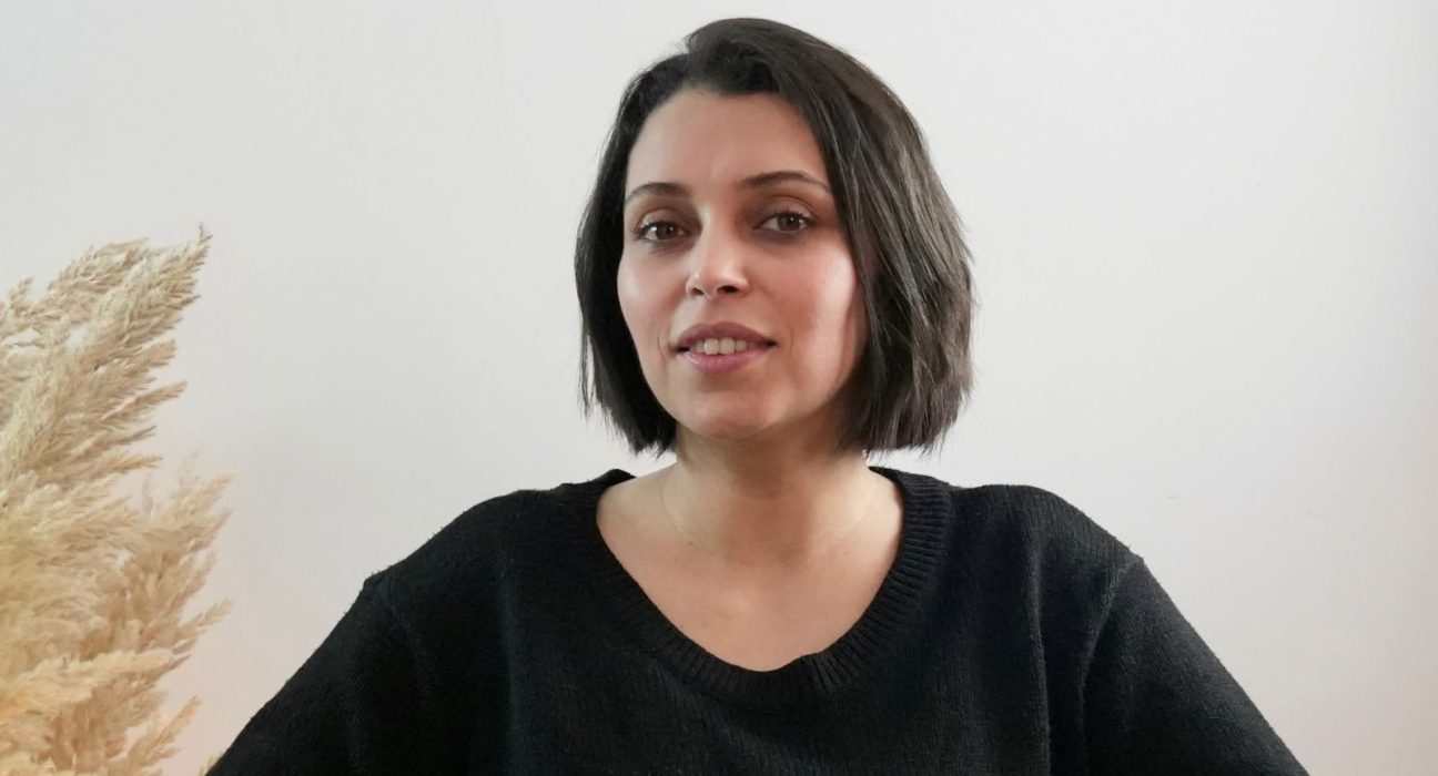 Portrait de Leila Zizi sur fond flou de match de football nocturne, image mise en avant pour la chronique Les femmes ne connaissent pas le hors-jeu.