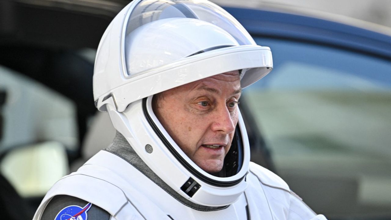 Astronaute Mike Fincke en combinaison spatiale après un incident médical survenu dans l’espace