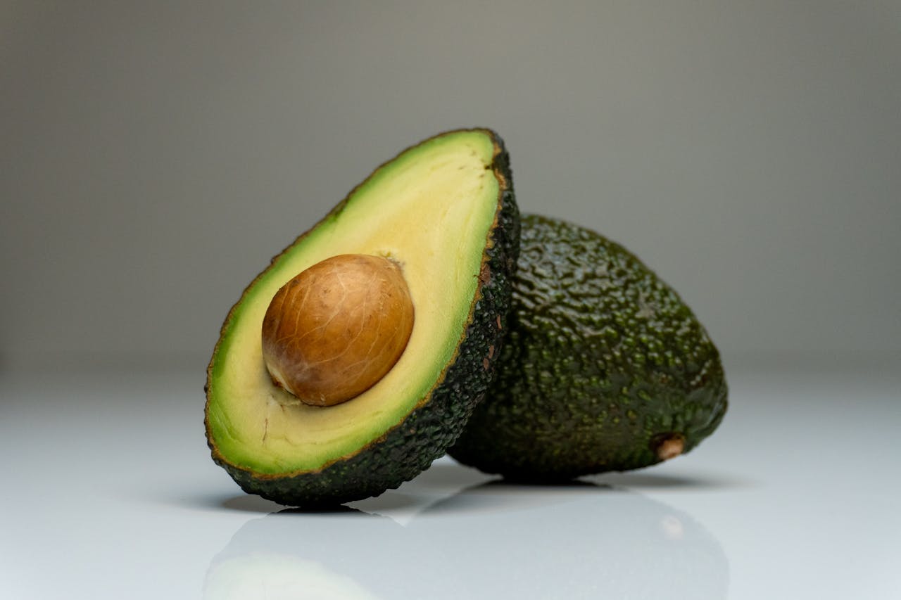 Avocat coupé en deux montrant sa chair riche en bons gras bénéfique pour la santé