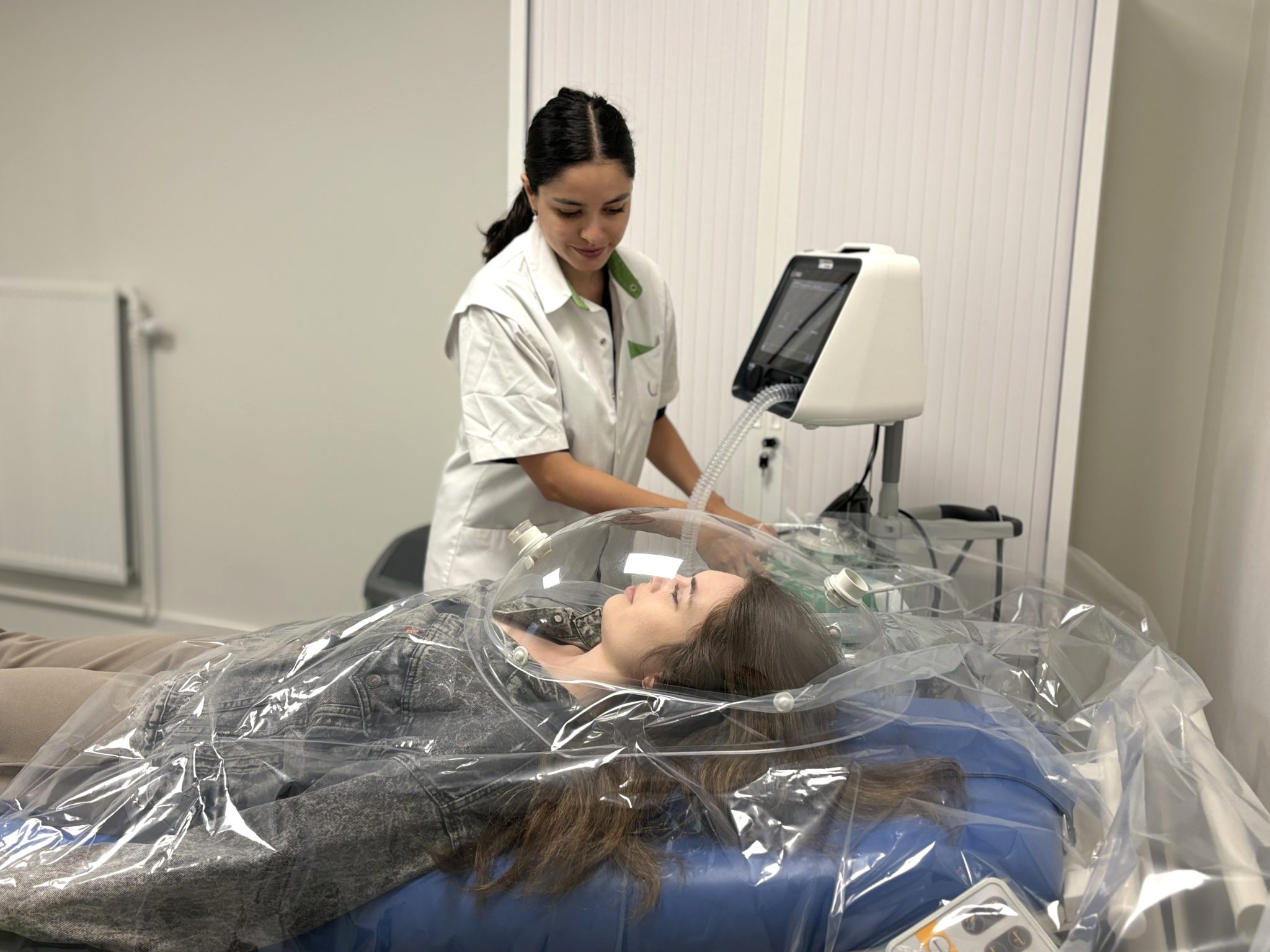 Patiente recevant un traitement médical pour des symptômes de Covid long dans un centre de soins