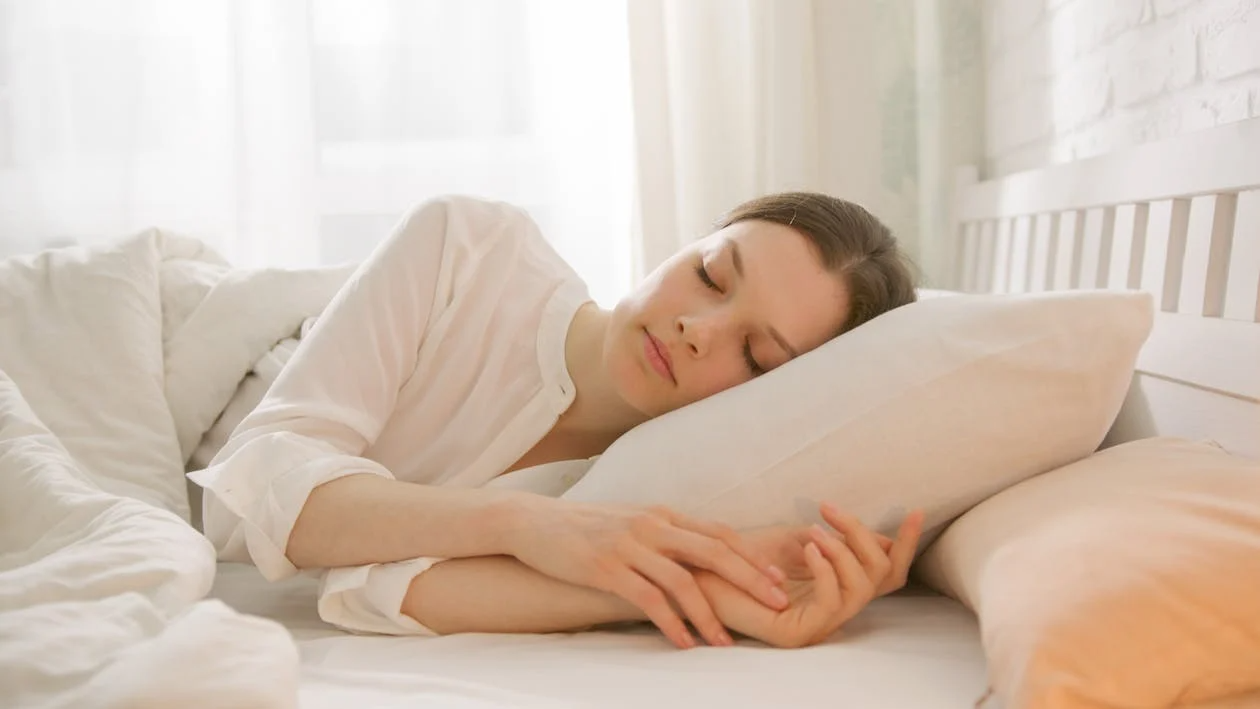 femme dormant sur le côté position sommeil confortable