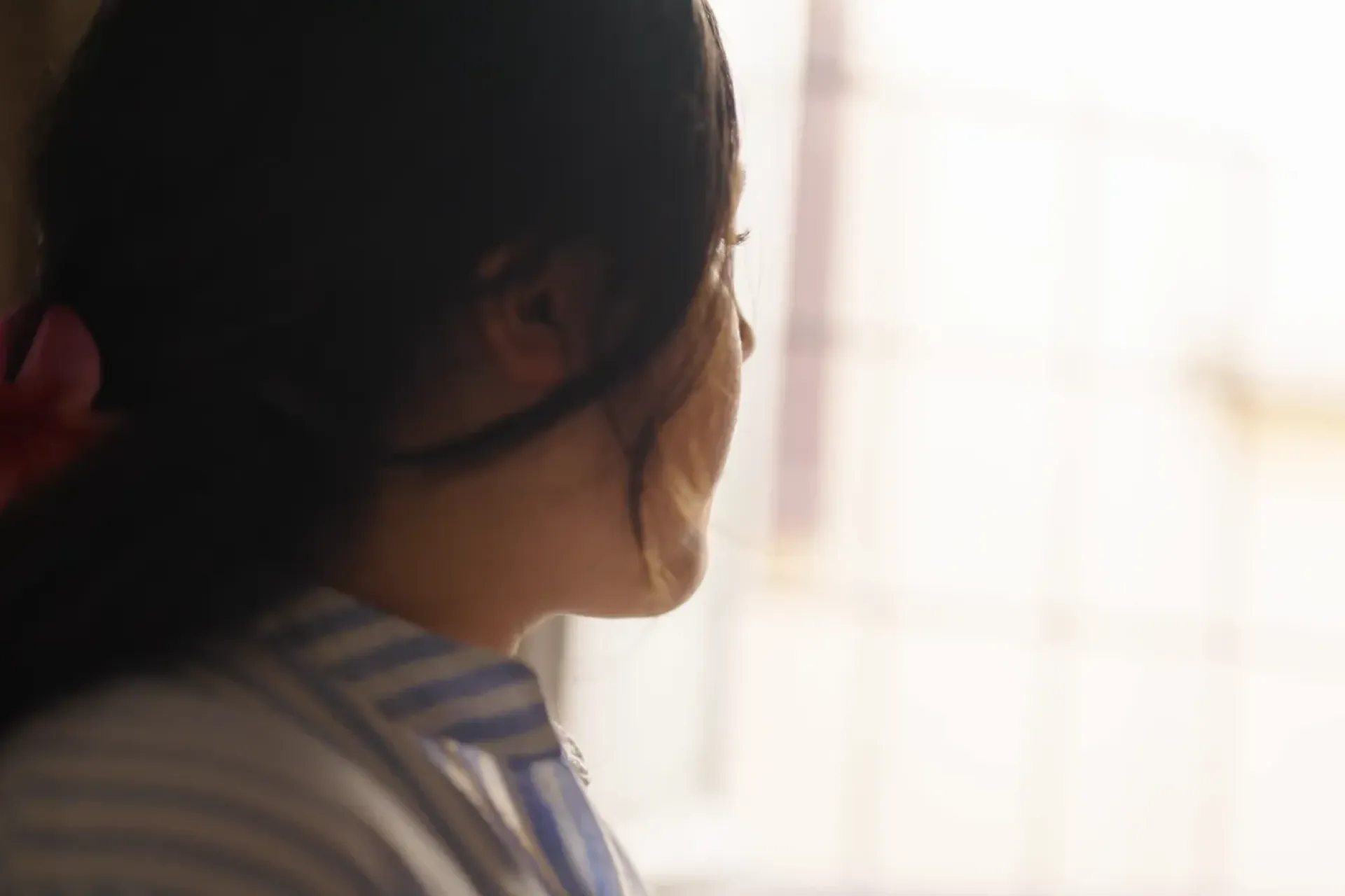 enfant marocain regardant par la fenêtre illustrant les effets de l’intoxication au plomb sur la santé des enfants