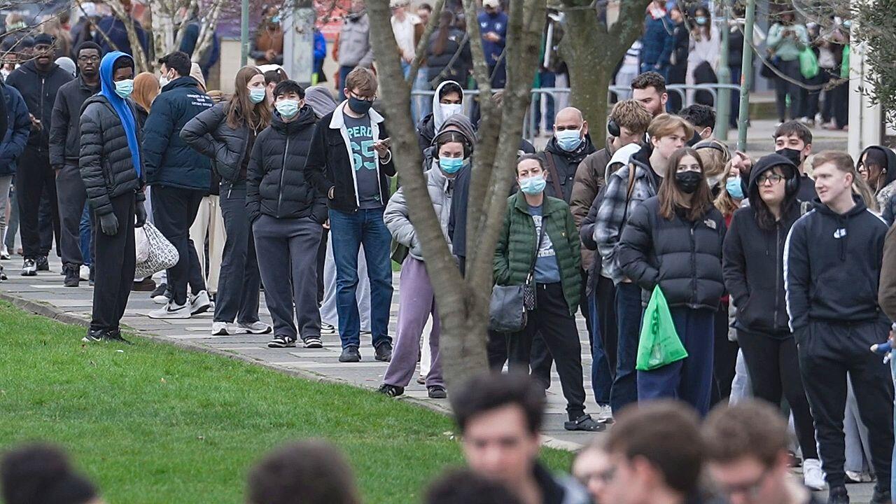 File d’étudiants à Canterbury en Angleterre après une alerte à la méningite liée à une discothèque