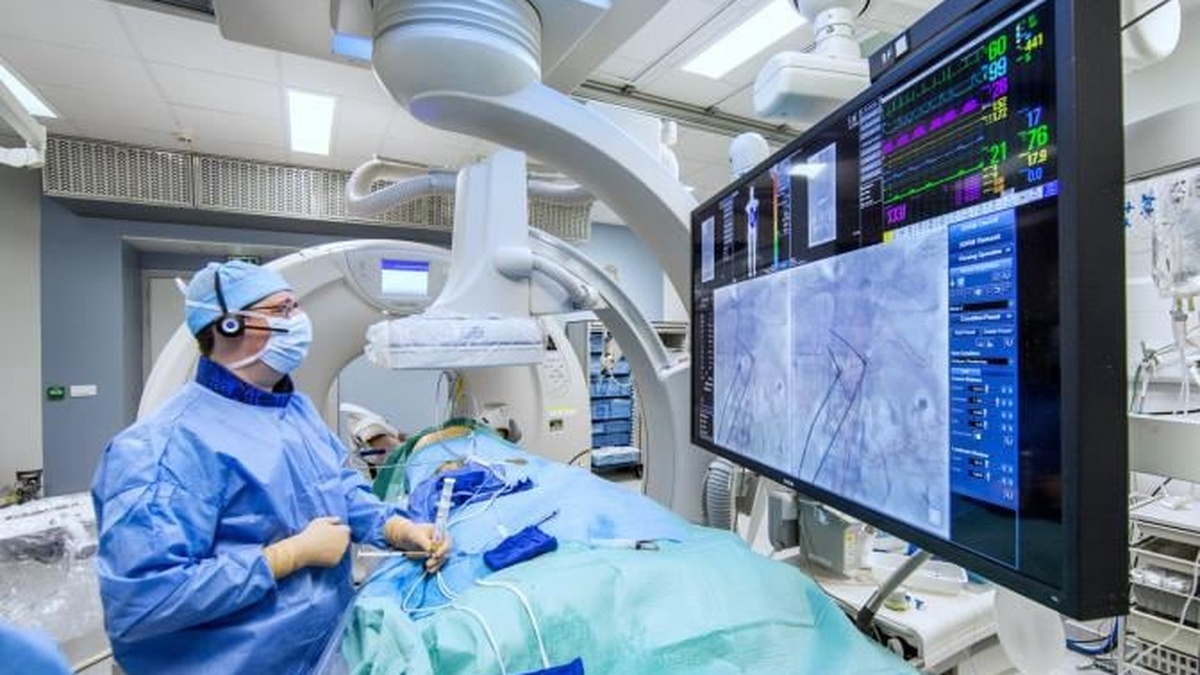 Examen d’imagerie médicale du sein analysé par un médecin sur écran, dans une étude utilisant l’intelligence artificielle pour prédire le risque de cancer du sein.