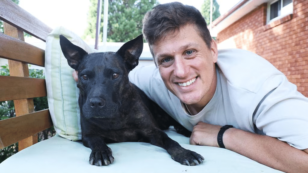 Homme souriant avec son chien atteint d’un cancer, à l’origine d’un vaccin expérimental conçu avec l’aide de ChatGPT