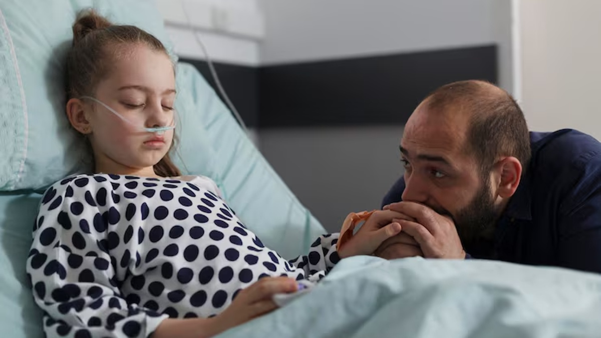 Parent inquiet auprès d’un enfant malade hospitalisé, illustrant l’importance du ressenti des parents dans la détection des maladies graves.