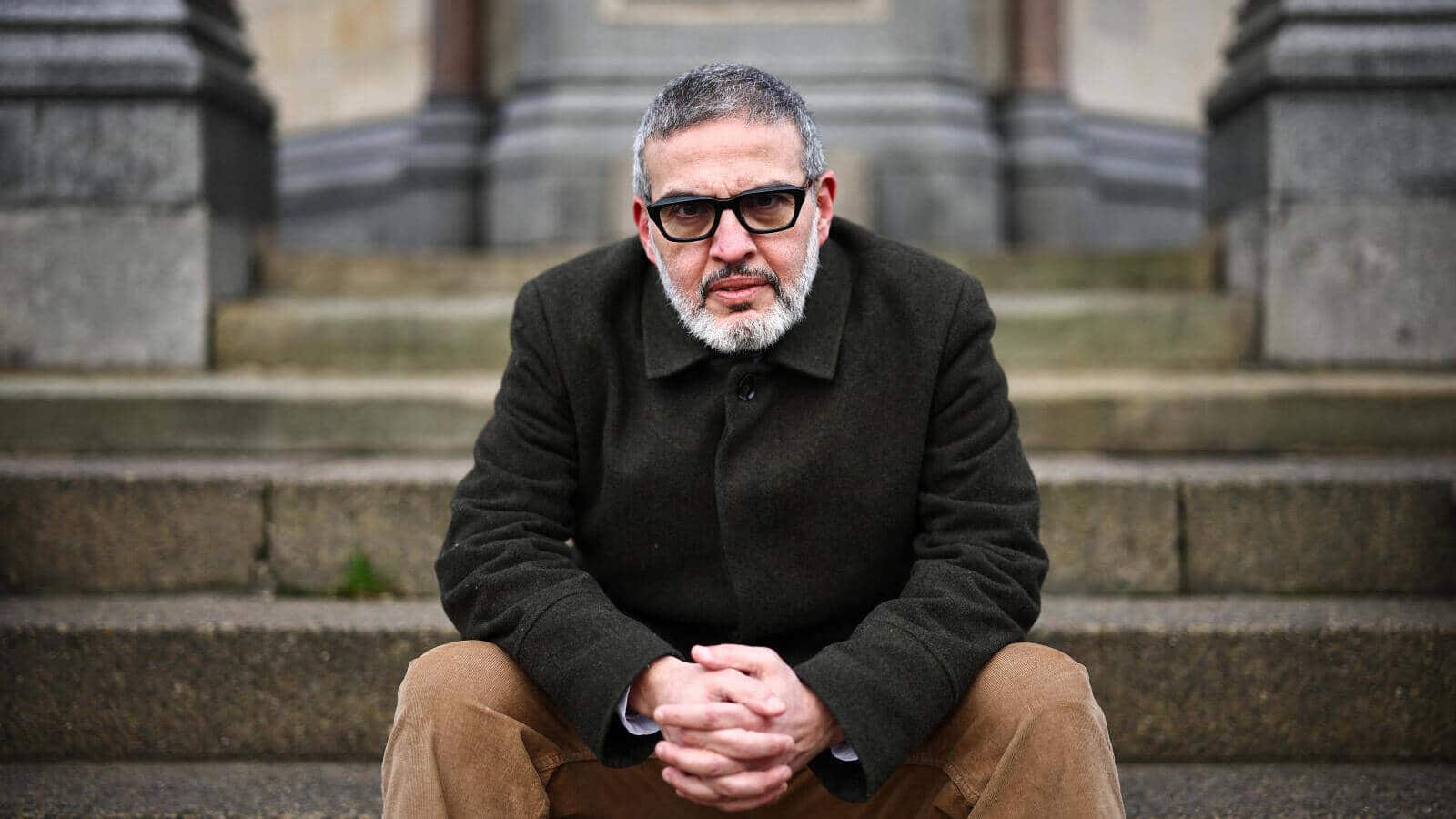 Le médecin Ghassan Abu Sittah assis pensif, illustrant le combat des soignants face aux enfants blessés par la guerre au Liban