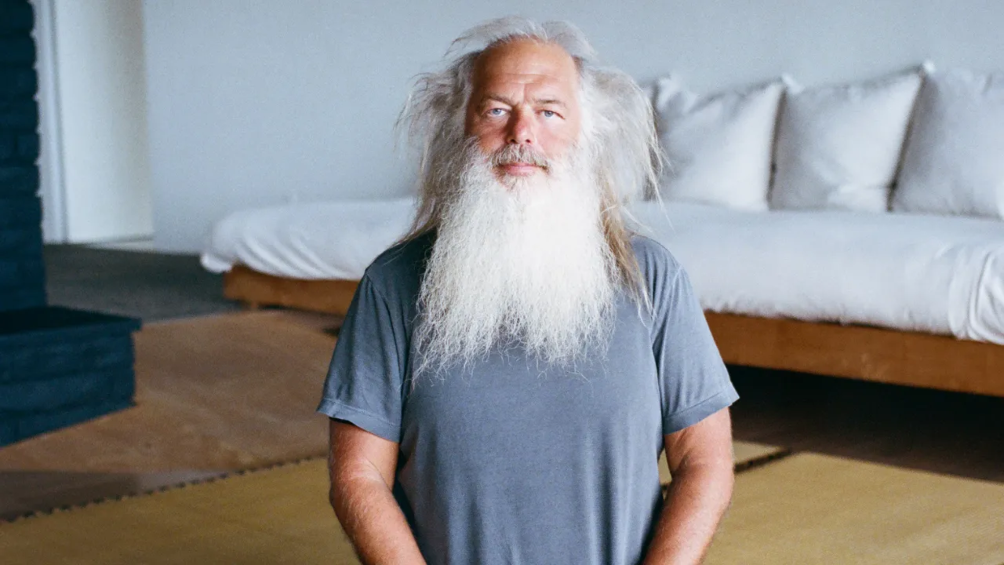 Rick Rubin, producteur de musique américain et auteur, assis dans un intérieur minimaliste