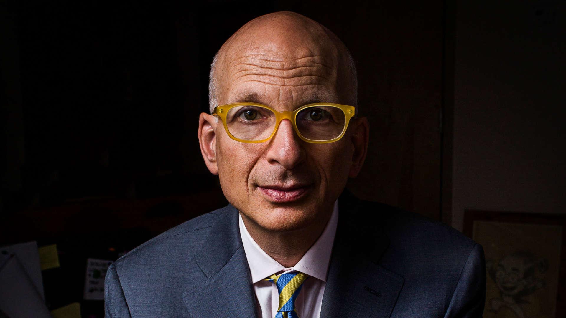 Seth Godin portrait avec lunettes jaunes auteur et expert en marketing