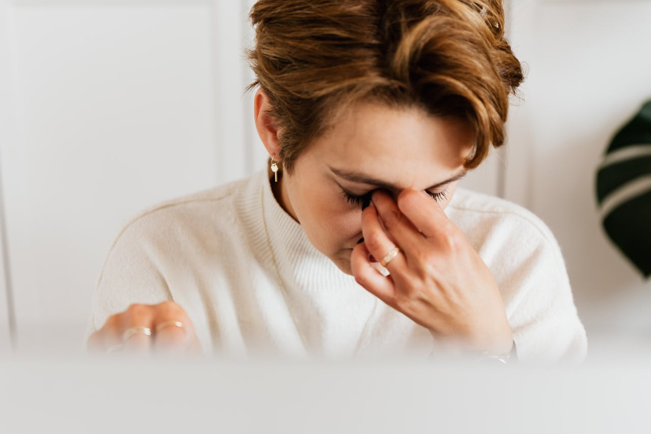 femme stressée tenant sa tête, anxiété, détresse émotionnelle, impact sur la santé