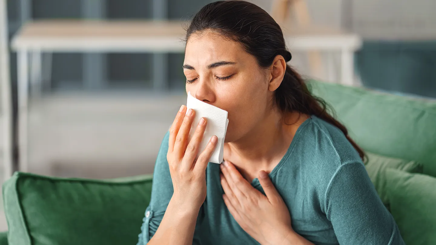 Femme présentant des symptômes de tuberculose avec toux et gêne respiratoire