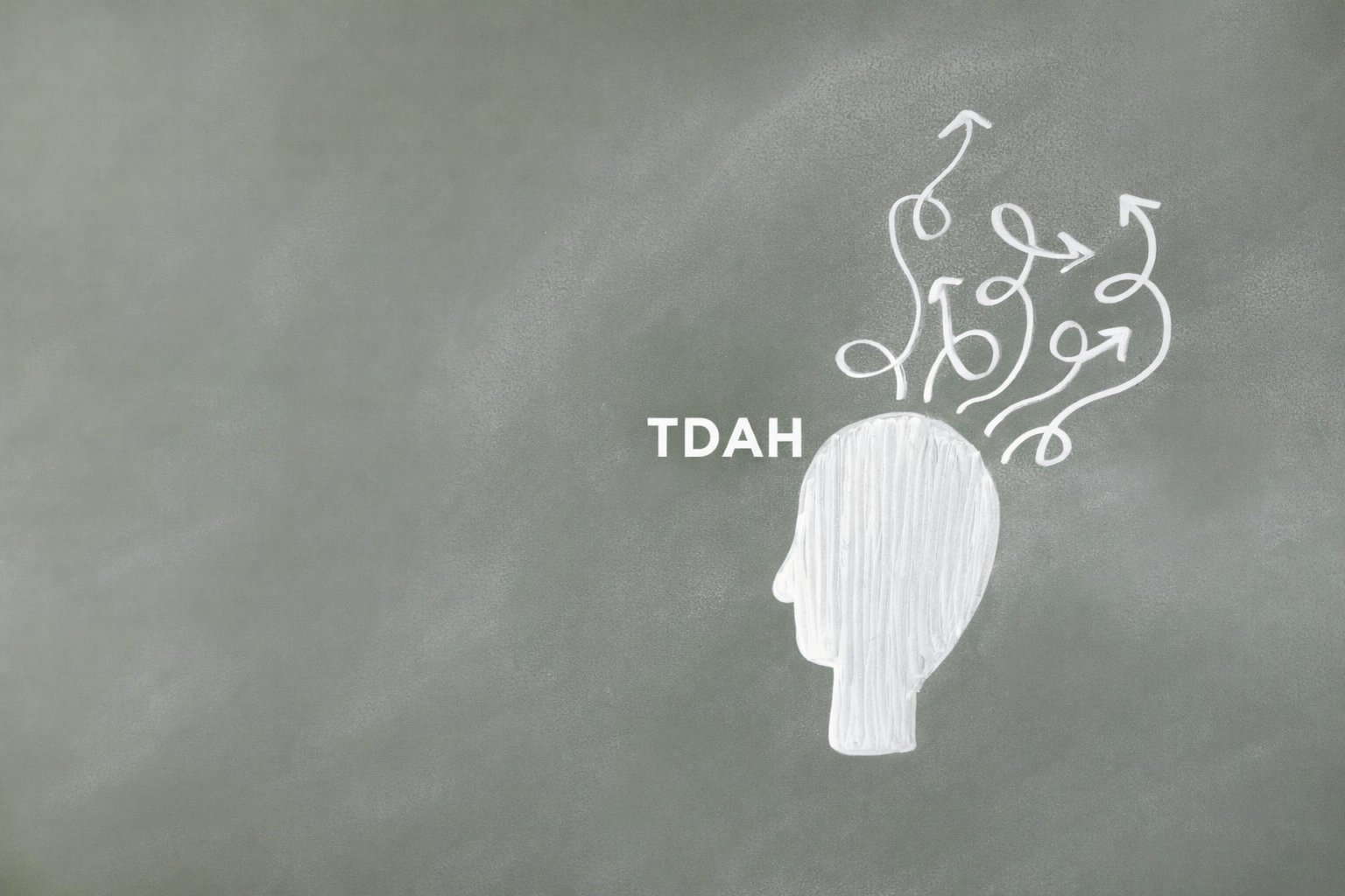 Illustration du TDAH montrant une tête dessinée à la craie avec des flèches symbolisant l’hyperactivation mentale et les difficultés d’attention.