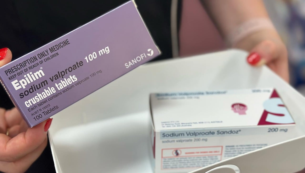 Boîtes de dépakine valproate de sodium utilisées pour traiter l’épilepsie et les troubles bipolaires.