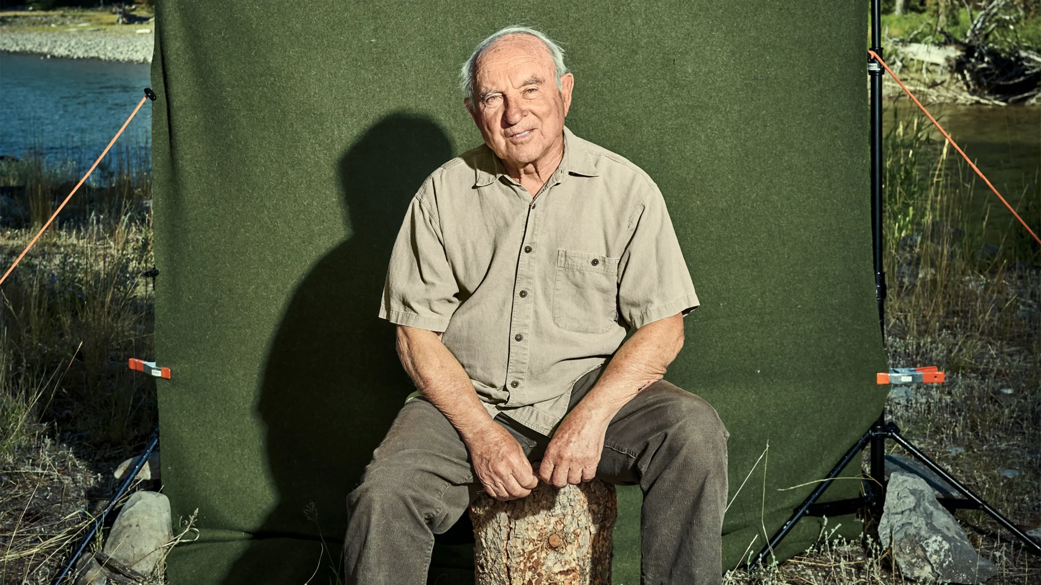 Yvon Chouinard entrepreneur écologiste fondateur de Patagonia assis en pleine nature