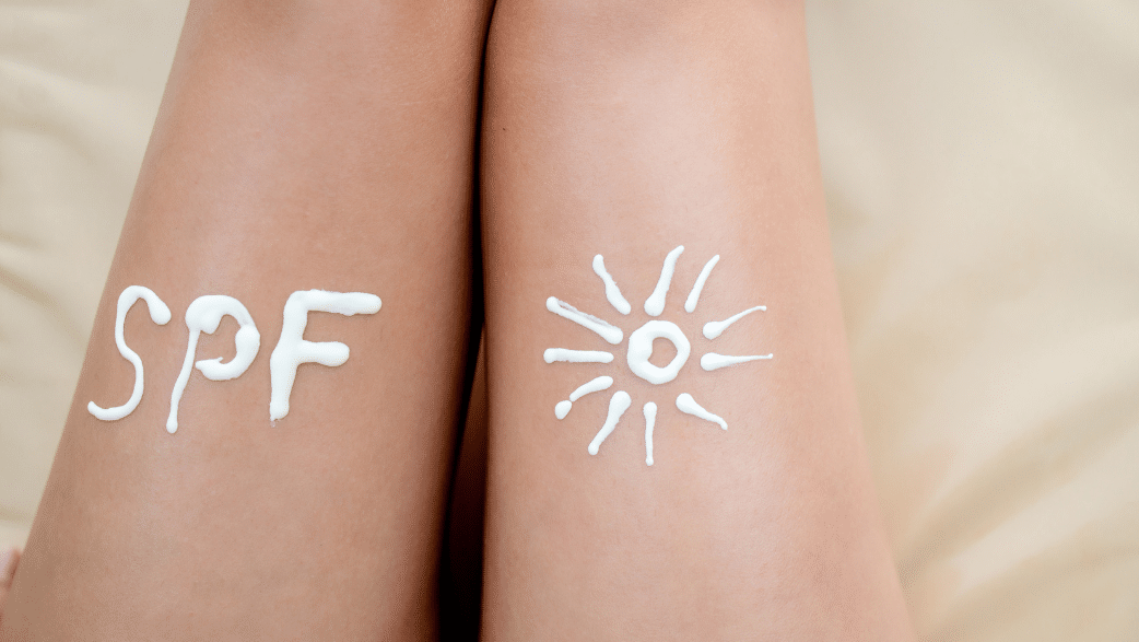 Femme appliquant de la crème solaire