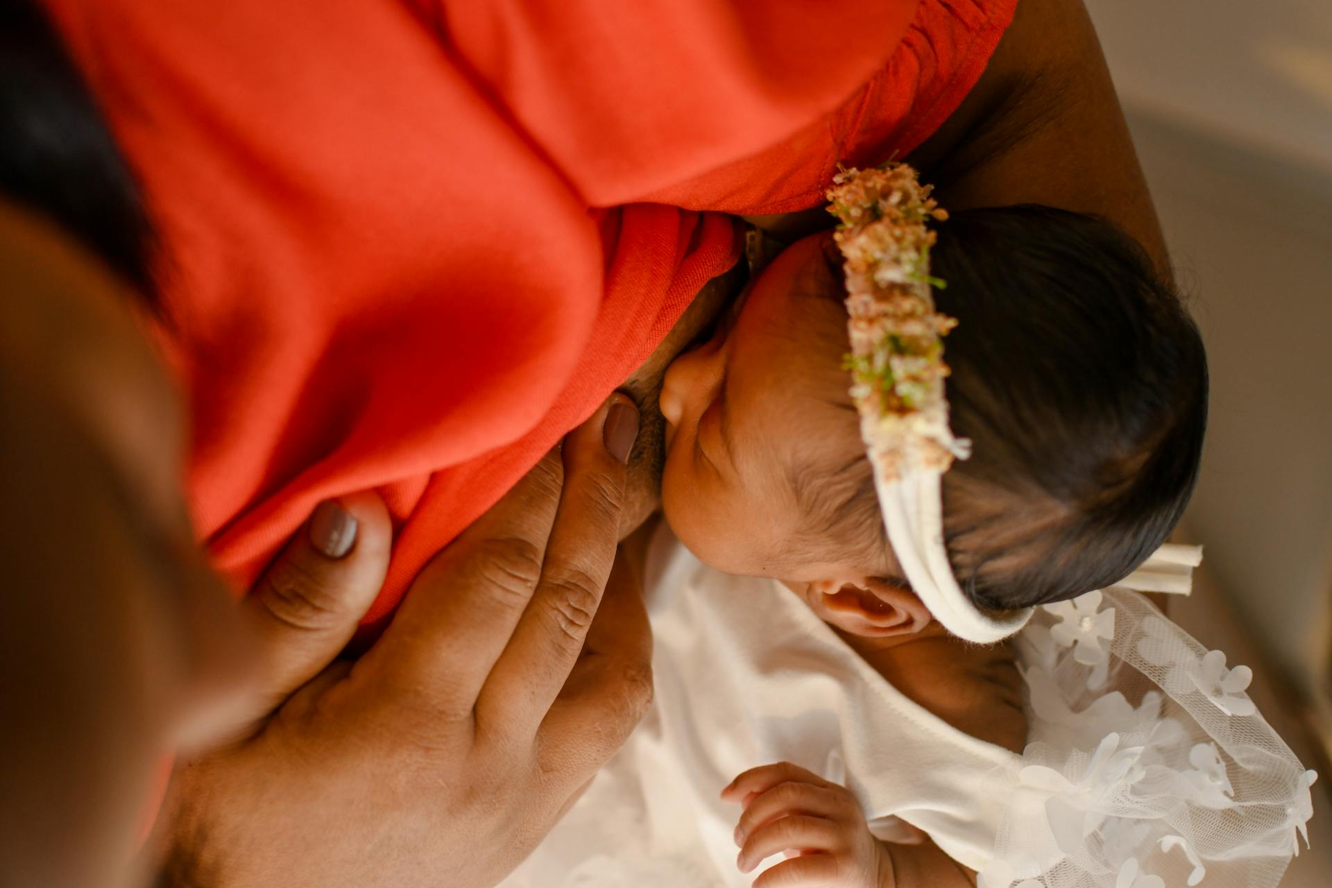 Femme allaitante nourrissant son bébé au sein dans un moment de proximité et de soin