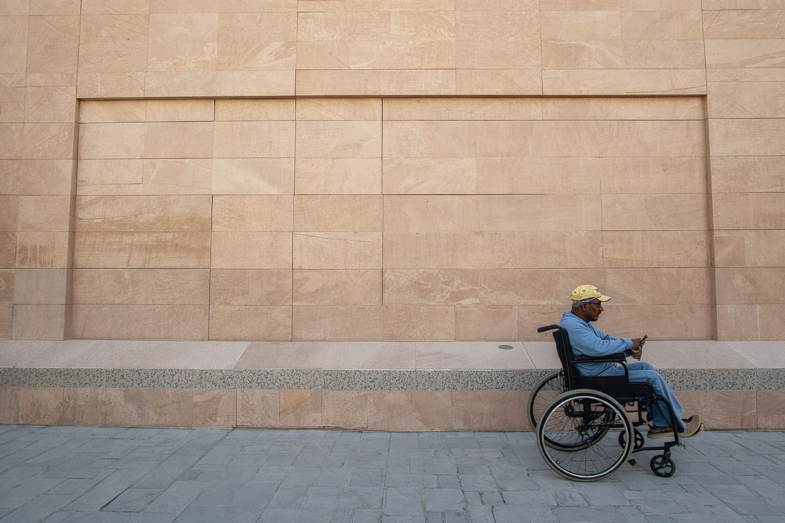 personne en fauteuil roulant devant administration publique Maroc accessibilité handicap absence rampe