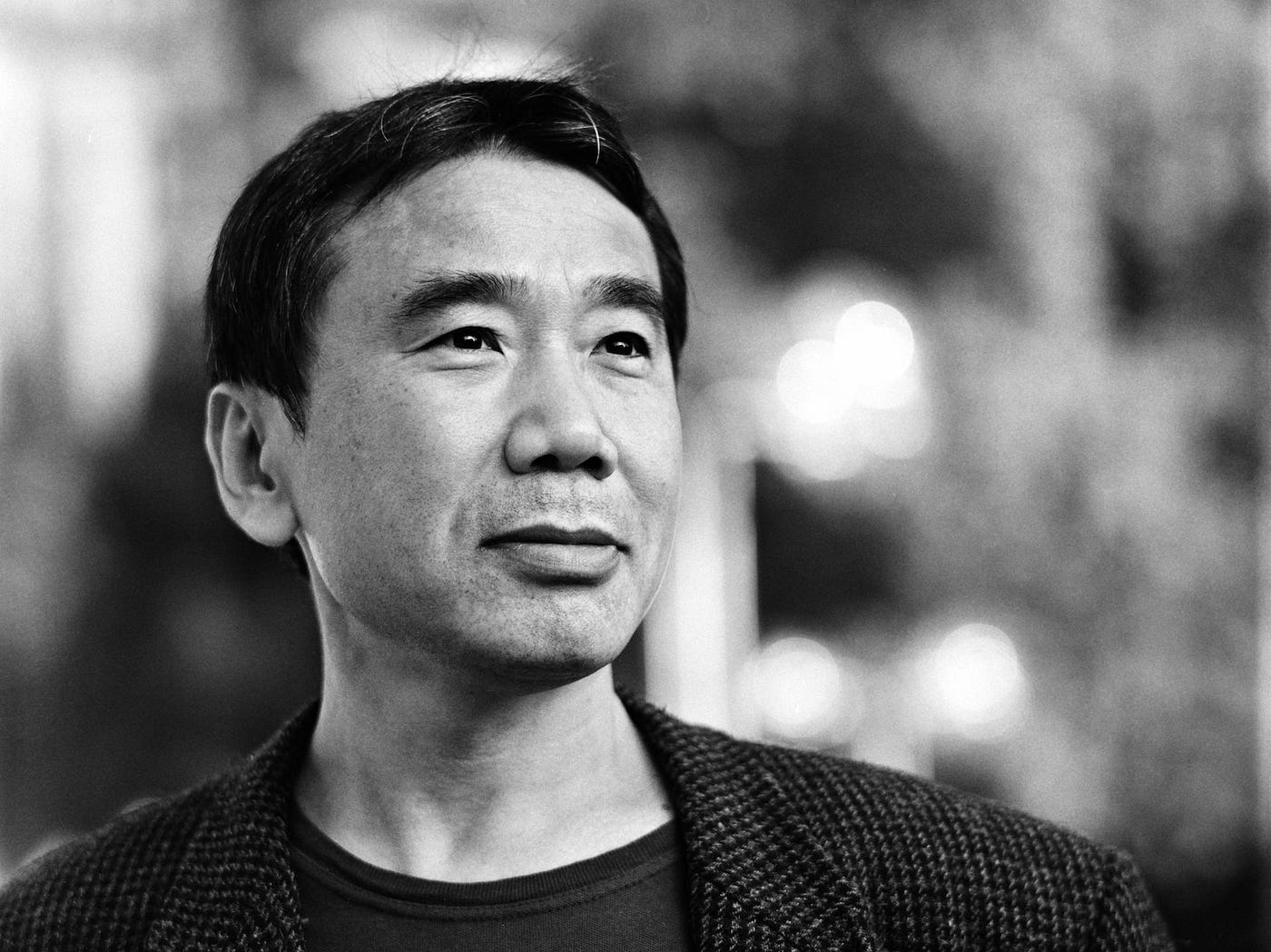 Portrait en noir et blanc de Haruki Murakami, écrivain japonais contemporain, regard tourné vers l’horizon