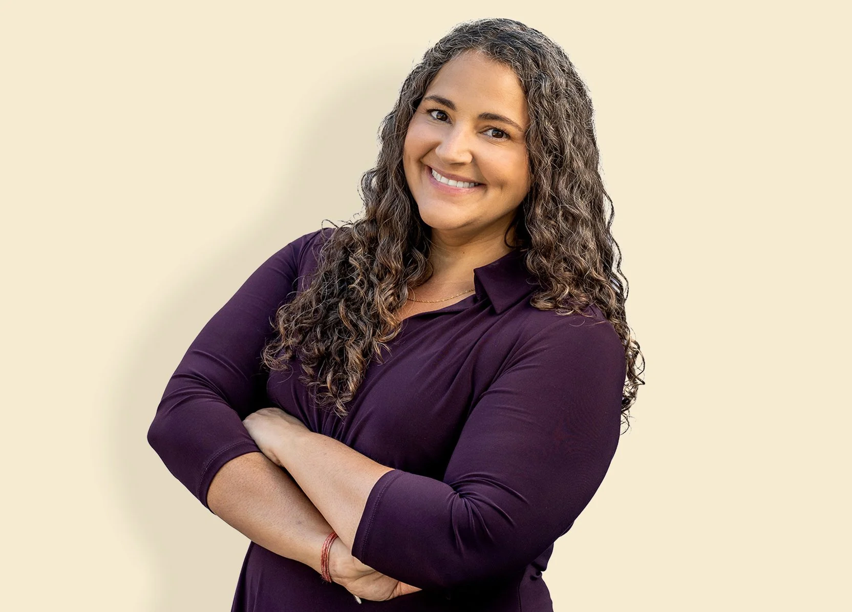 Portrait de Laurie Santos, psychologue et professeure à Yale, spécialisée dans la science du bonheur