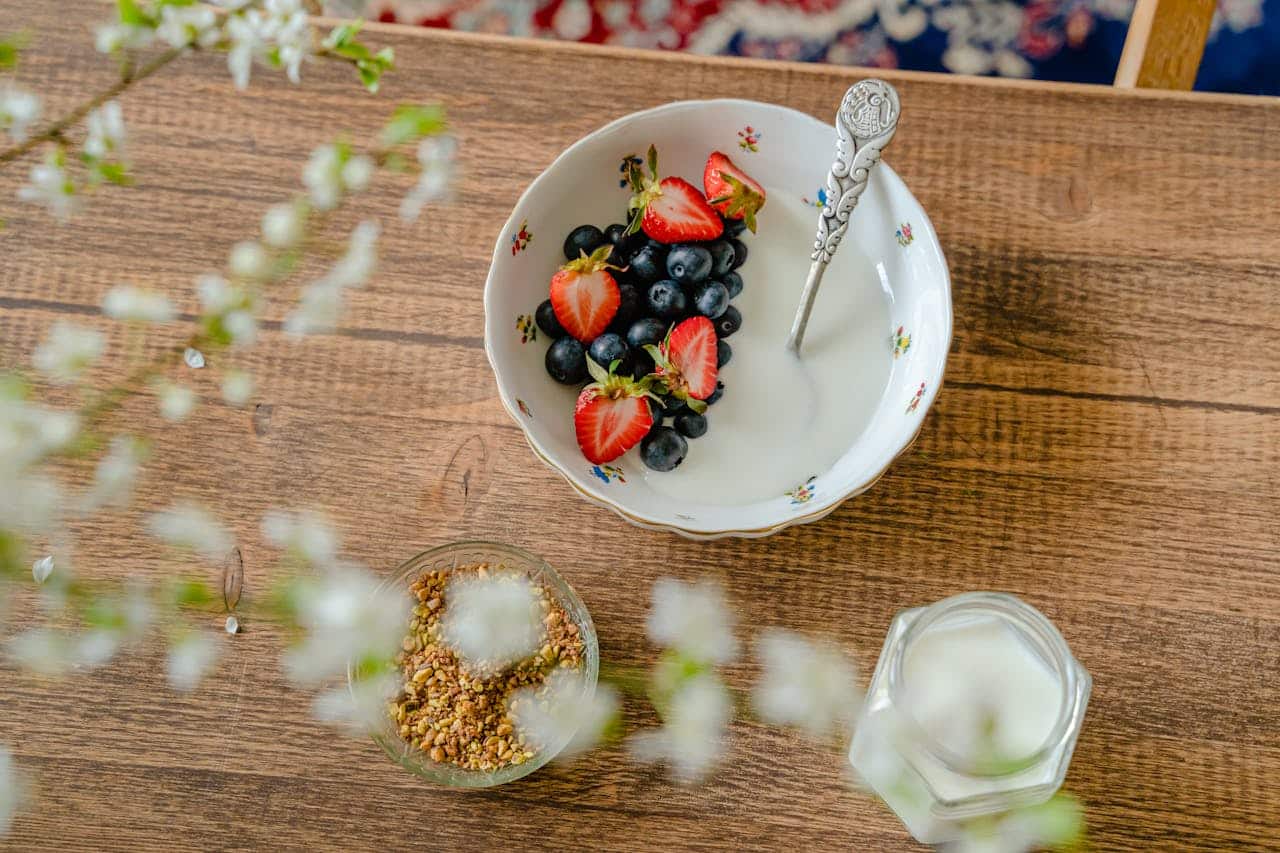 skyr yaourt riche en protéines avec fruits rouges alimentation saine