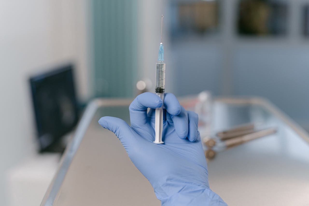 Alzheimer: Seringue de vaccin contre la grippe tenue par un professionnel de santé en milieu médical.