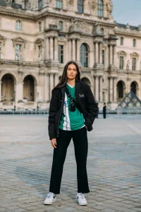 Look street style urbain avec un maillot de foot vintage