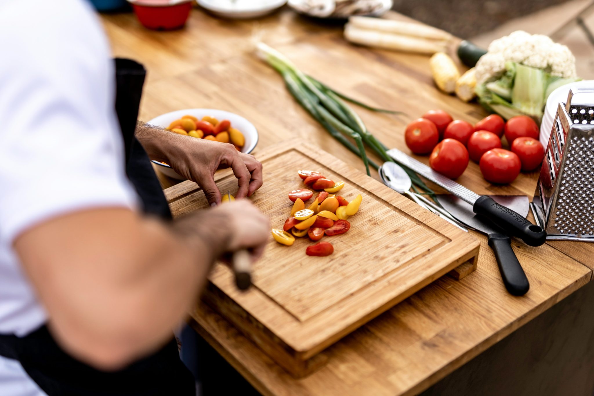 cuisiner sain et vite de légumes frais dans une cuisine moderne.