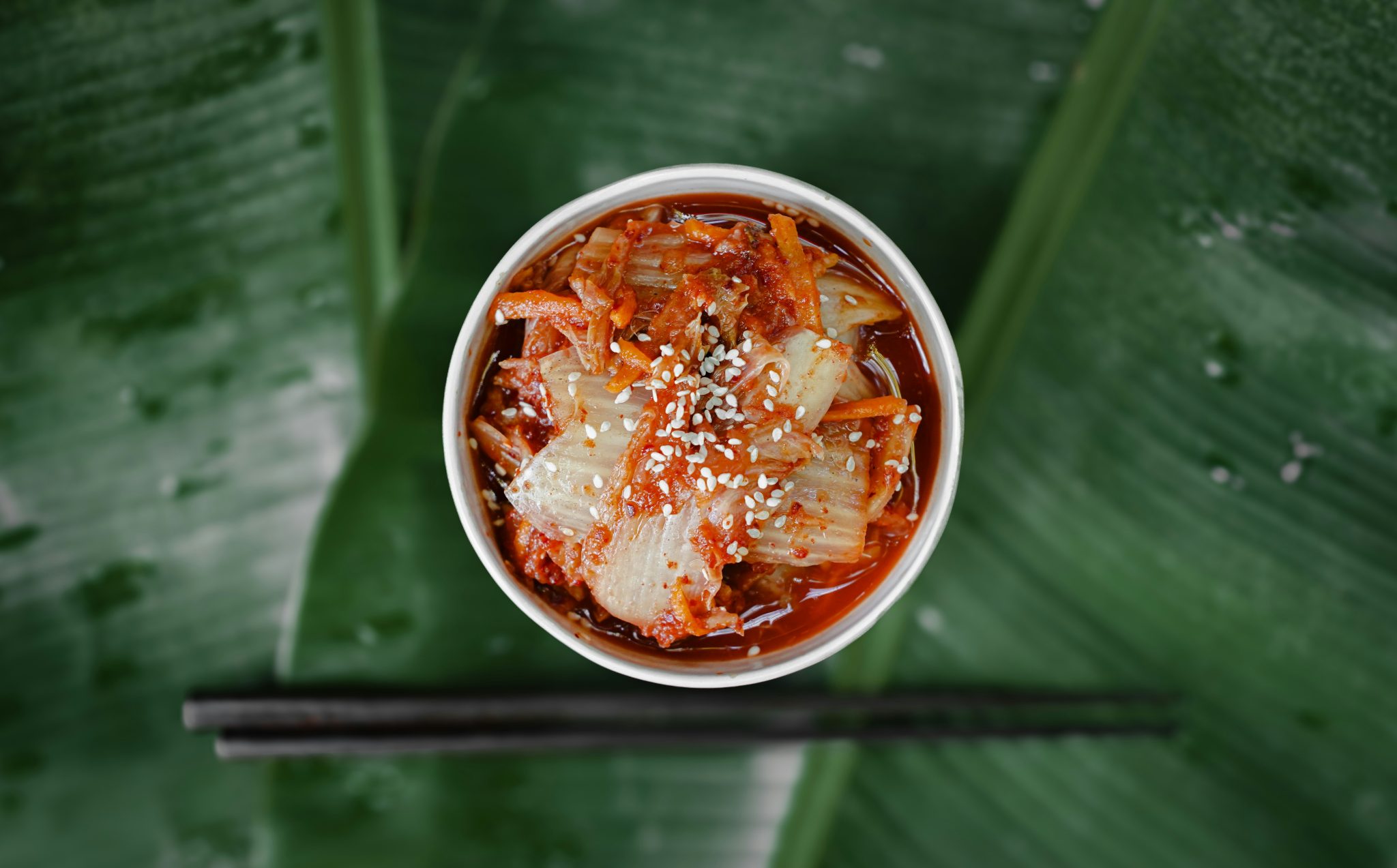 kimchi de chou fermenté traditionnel dans une cuisine moderne