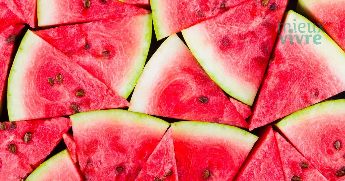 Tranches de pastèque fraîche mûre montrant une belle pulpe rouge sur une table d'été.