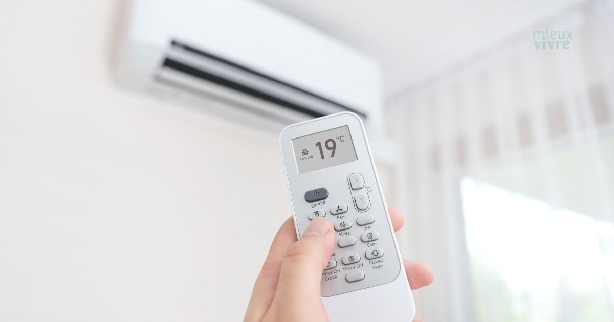 climatisation et santé : Un intérieur moderne et épuré avec un climatiseur mural discret diffusant un air régulé.