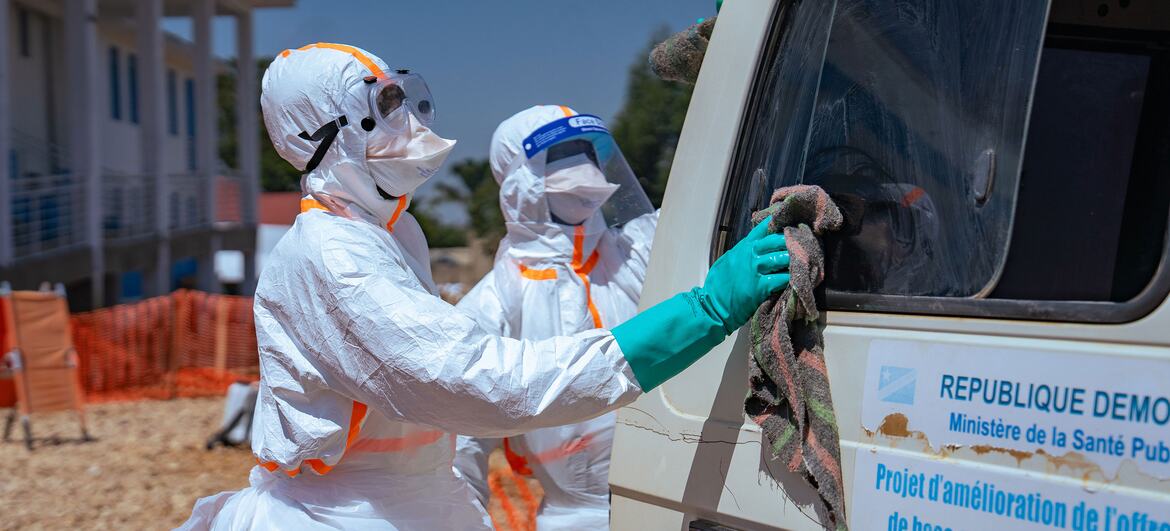 Personnel soignant en tenue de protection biologique complète dans un centre de traitement d'Ebola en RDC