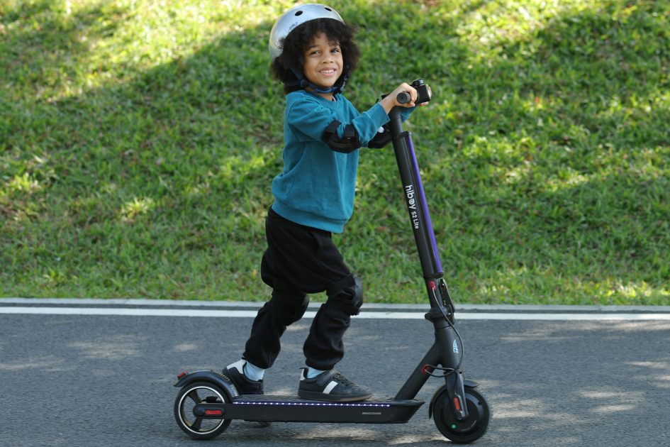 Adolescent utilisant une trottinette électrique au Maroc dans la rue